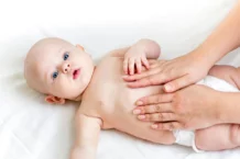 mere massant le ventre de son bébé