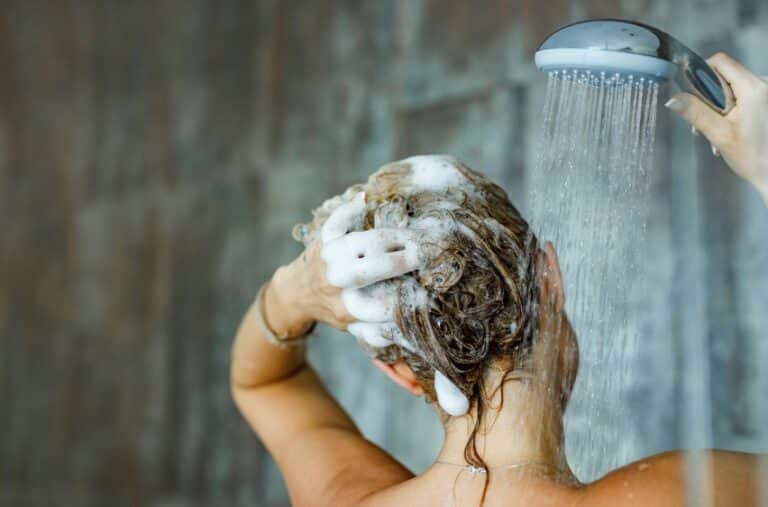 Shampoing bleu : comment l&rsquo;utiliser pour déjaunir votre blond ?