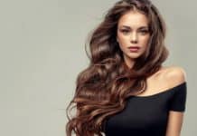 Quelle coiffure faire quand on a les cheveux longs ? femme aux longs cheveux ondulés châtain clair, coiffure élégante et volumineuse