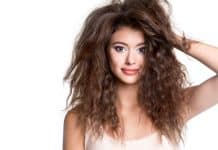 Cheveux qui gonflent : comment réagir ? femme avec cheveux longs ondulés et gonflants, démonstration de volume capillaire