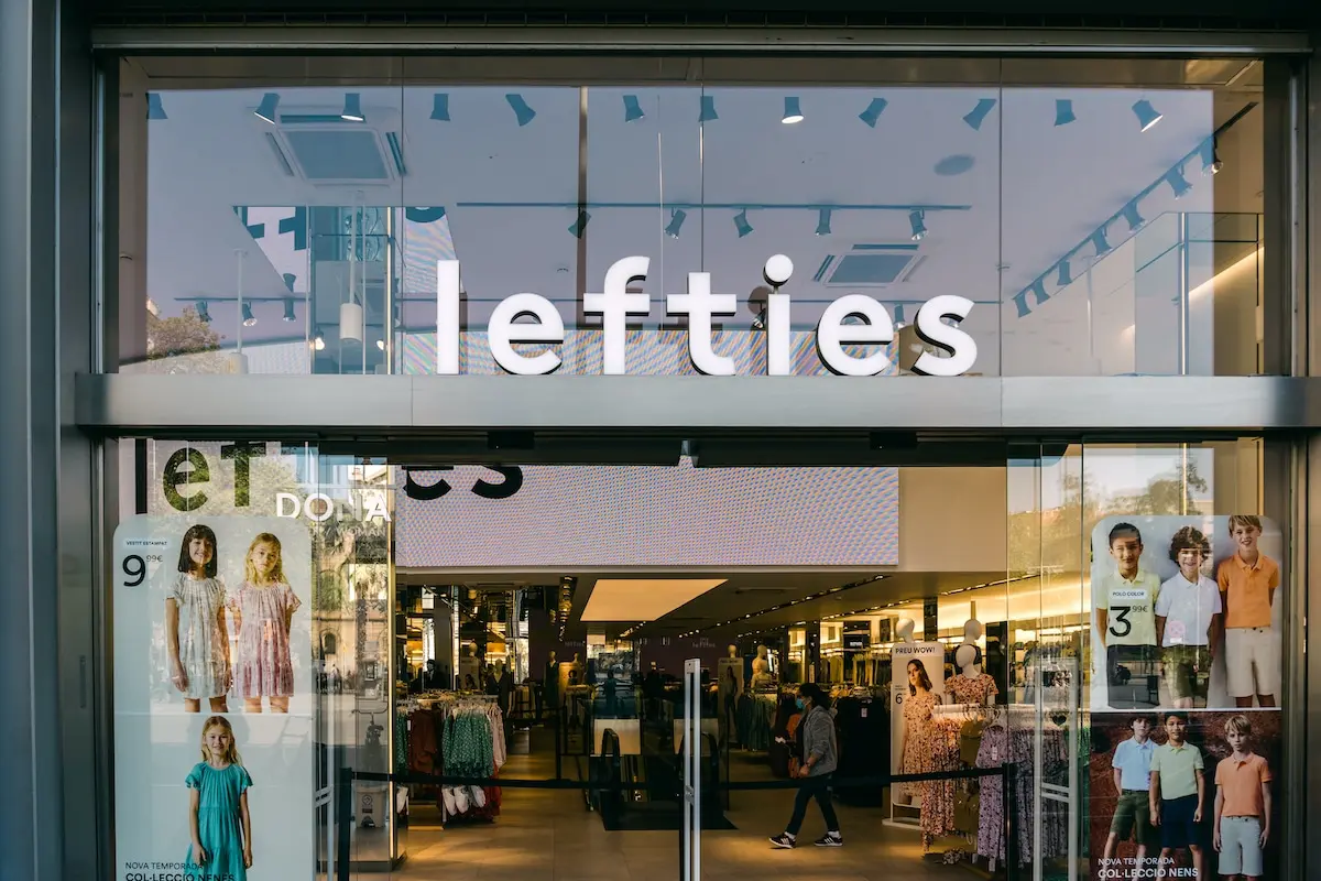 devanture du magasin lefties avec vitrine et mannequins vêtus de vêtements colorés