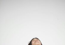 Tempes dégarnies : quelles coiffures aident vraiment sans aggraver la zone Tempes dégarnies : quelles coiffures aident vraiment sans aggraver la zone
