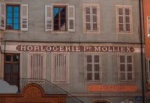 Morphologie en A : équilibrer épaules fines et hanches larges brown and white concrete building