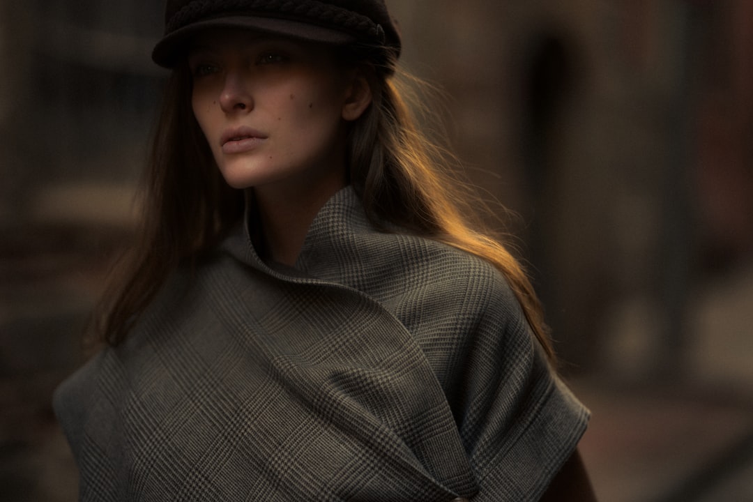 morphologie-en-h-femme-comment-creer-des-courbes-vetements-silhouette-rectangulaire a woman wearing a hat and a coat
