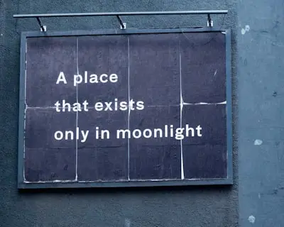 morphologie-en-x-comment-habiller-silhouette-equilibree a sign on the side of a building that says a place that exits only in