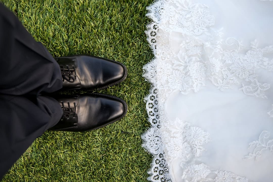tenue-mariage-invitee-pantalon-looks-elegants person standing near white floral textile