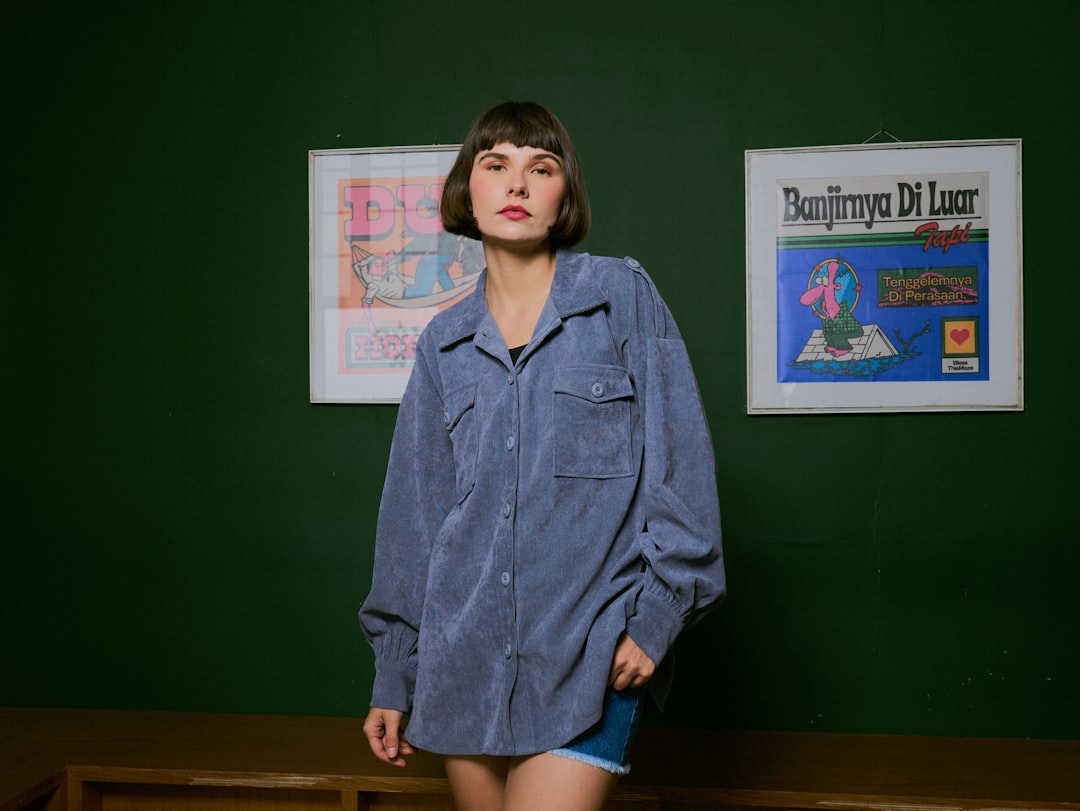 Comment porter une chemise oversize sans paraître épaisse