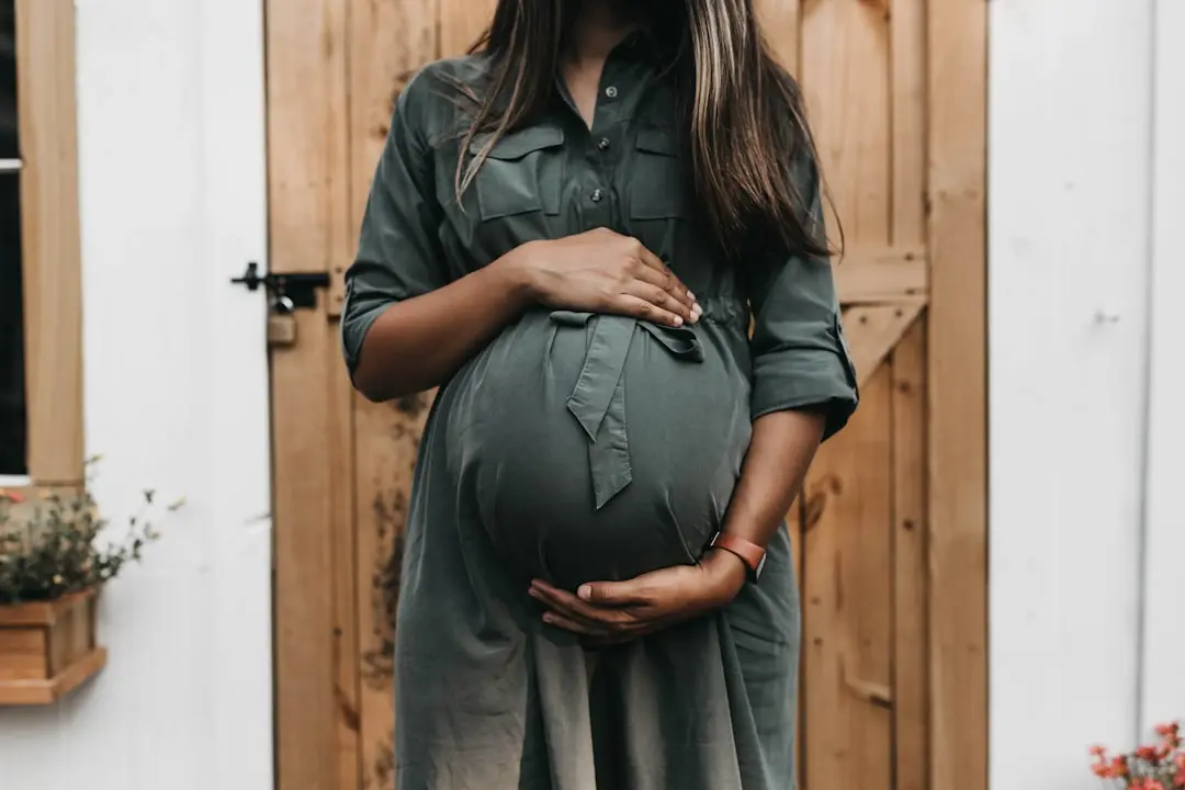 Garde-robe grossesse à moins de 200€ : le guide 2026