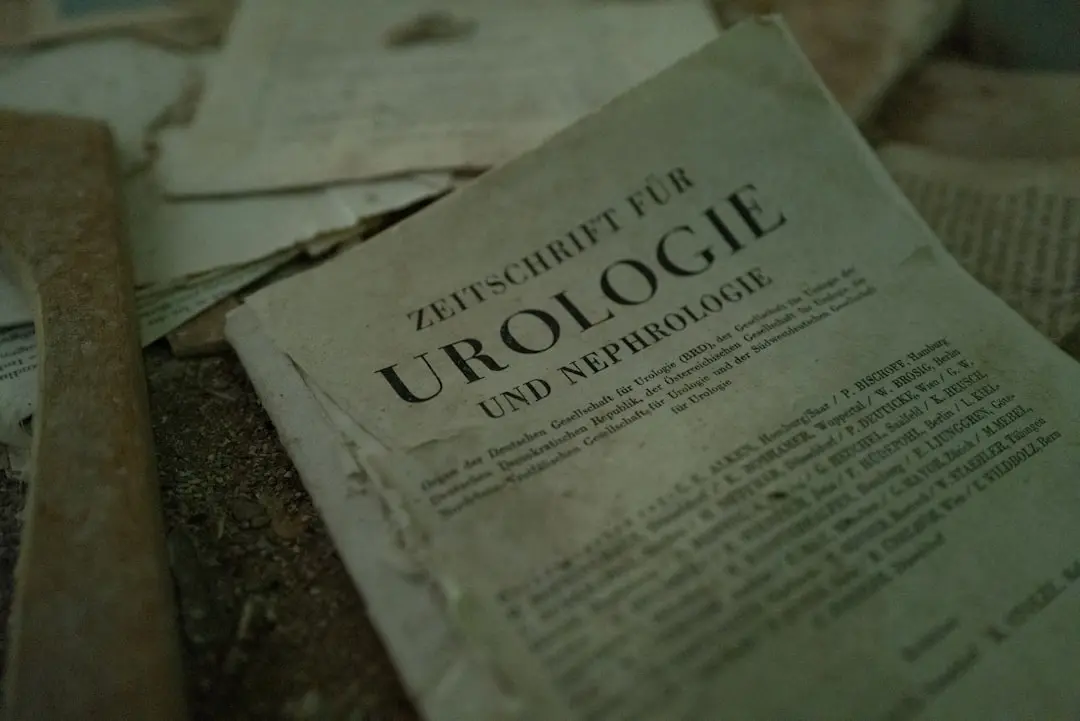 morphologie-en-8-vetements-poitrine-hanches An old german medical textbook on urology.