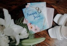 Tenue mariage invitée femme 40 ans : chic & moderne a couple of wedding rings sitting on top of a card