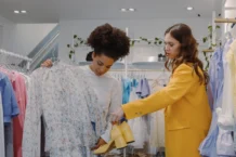 deux femmes essayent des vêtements dans une boutique de fast fashion moderne