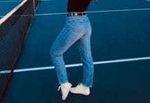 Pantalon taille basse femme 40+ : le porter sans vieillir person standing on tennis court
