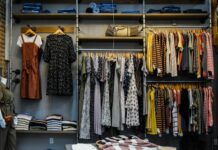 dressing organisé avec vêtements colorés sur cintres et étagères pour garde-robe partagée
